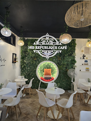 1025 Republique Cafe
