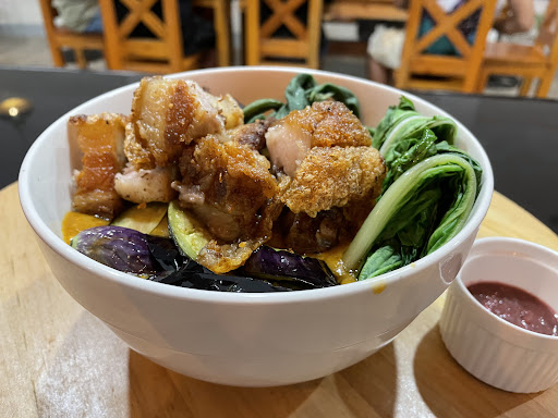 Inong's Yard Restaurant & Cafe